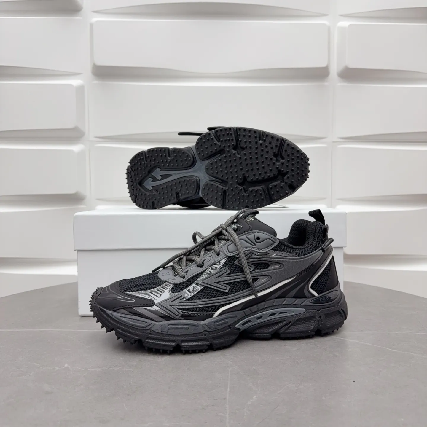 【off- white】P: 720💰Couple style👫, Size: 35-44 (Male 38.45.46 custom-made) High-quality version👊"Out of office" series original mold opening, original lasting, production process 1:1 original version ➰OFF GREY) OFF-WHITE Be Right Back Couple style👫Round toe lace-up arrow pattern low-top lifestyle casual shoes green. A running shoe called the "Be Right Back" sneaker. The design of this sneaker is inspired by Japanese sports aesthetics and craftsmanship, with running performance and principles at its core.